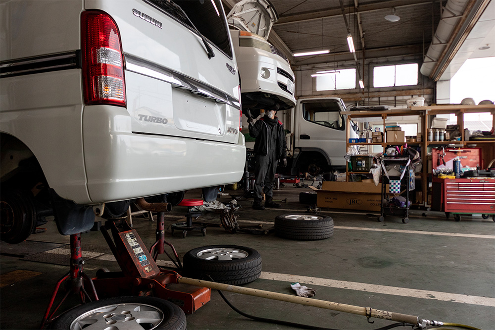 板倉自動車の整備工場
